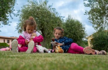 Ponte del 1° Maggio bambini Due bambine che giocano in un prato verde, Borgo Etrusco è il luogo ideale per tutti per una vacanza rilassante.