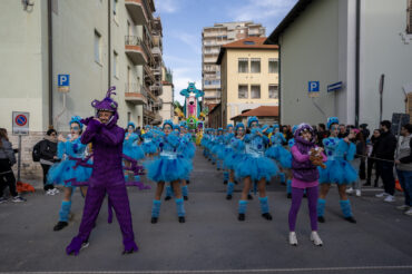 Corpo di ballo di un carro allegorico del Carnevale di Follonica 2025